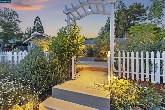 51 Ivy Dr, Orinda CA: https://media.crmls.org/mediaz/99c962d9-9398-4151-9e9e-73d6f9db2b54.jpg