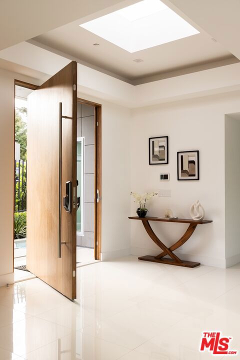 1124 Summit Drive, Beverly Hills CA: https://media.crmls.org/mediaz/99caa140-58b4-4d9f-9333-40bcedd60622.jpg