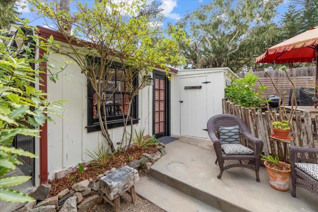 989 Madison Street, Monterey CA: https://media.crmls.org/mediaz/99cab2f8-e46e-4648-9c38-6cba852b2846.jpg