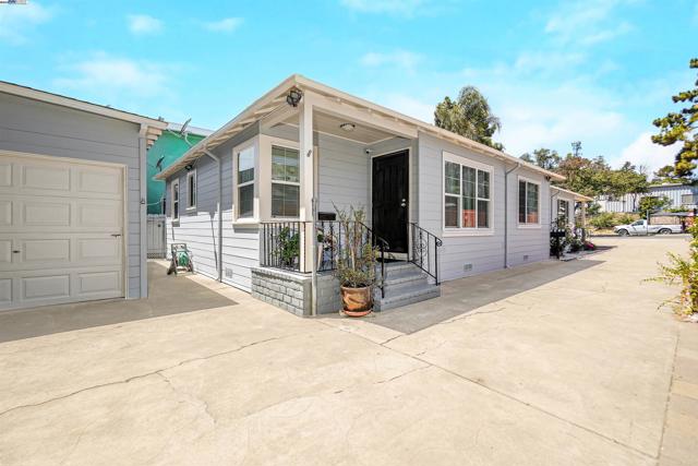 6133 Seminary Ave, Oakland CA: https://media.crmls.org/mediaz/99cb40de-615f-4658-b2a9-707d77f179a3.jpg