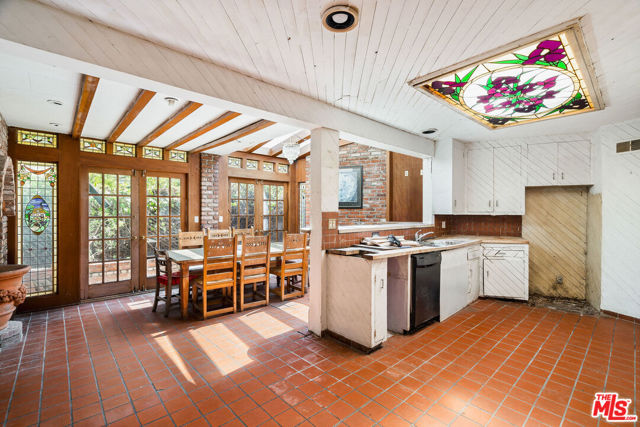 7319 Woodrow Wilson Drive, Los Angeles CA: https://media.crmls.org/mediaz/99cbd212-2f6b-480c-8933-69557c55901b.jpg