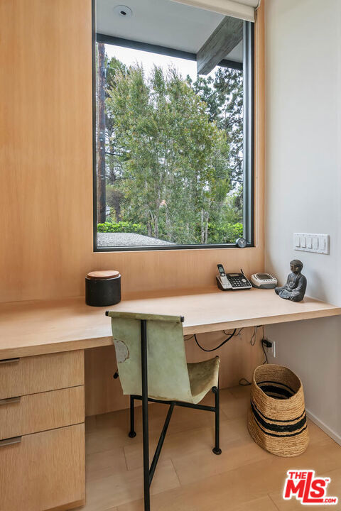 431 W Rustic Road, Santa Monica CA: https://media.crmls.org/mediaz/99cc0f7b-9844-40a3-a987-95e3a085d484.jpg
