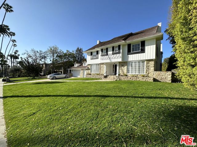 619 N Canon Drive, Beverly Hills CA: https://media.crmls.org/mediaz/99cccf06-2244-4d5f-b0bf-1c644c427004.jpg