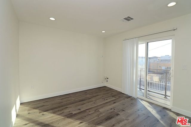 2121 S Burnside Avenue, Los Angeles CA: https://media.crmls.org/mediaz/99cd59e2-bdd2-4f5a-baed-8f58f13b9878.jpg