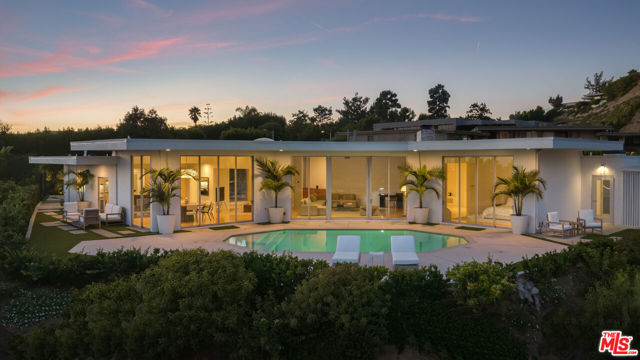 340 Trousdale Place, Beverly Hills CA: https://media.crmls.org/mediaz/99ce5bdd-dd83-4e3b-8bcf-0e7567f96421.jpg