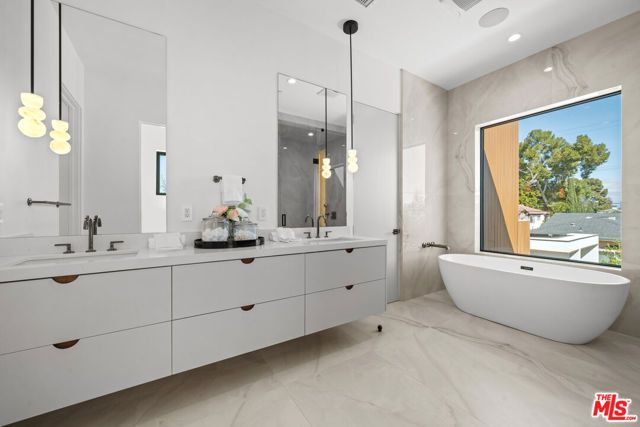 4818 Norwich Avenue, Sherman Oaks CA: https://media.crmls.org/mediaz/99cee24c-b441-49d7-972e-3a10063dc871.jpg