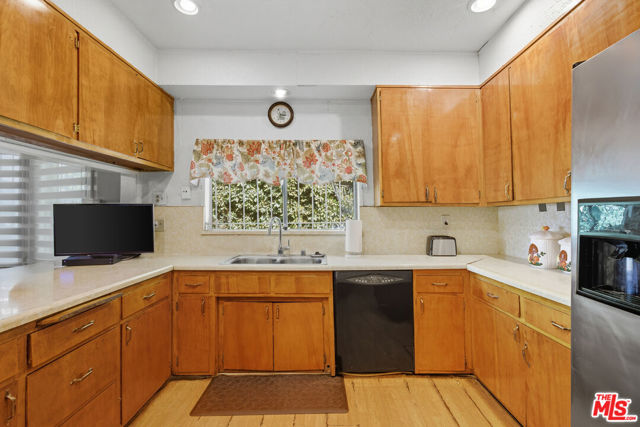 2114 W 28th Street, Los Angeles CA: https://media.crmls.org/mediaz/99cf03c7-20d9-40d2-9bf4-db3d55ebe3ec.jpg
