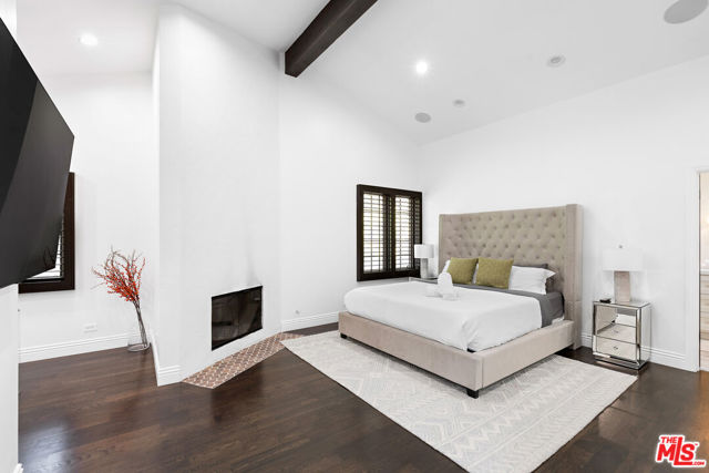 1110 N Beverly Glen Boulevard, Los Angeles CA: https://media.crmls.org/mediaz/99cfd222-0d1c-4741-ae32-664688f5e111.jpg