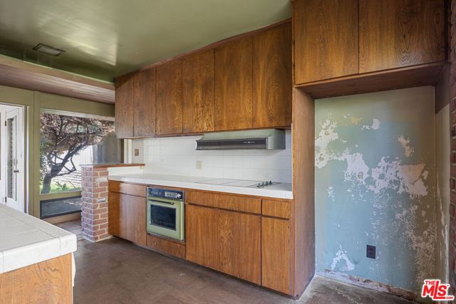 8400 Encino Avenue, Northridge CA: https://media.crmls.org/mediaz/99d09942-2129-49a5-83a0-540f36610141.jpg