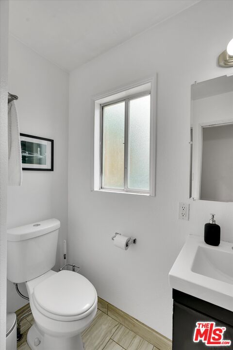 828 Hill Street, Santa Monica CA: https://media.crmls.org/mediaz/99d0a019-9dd6-4dd8-8846-4a9c38a169ce.jpg