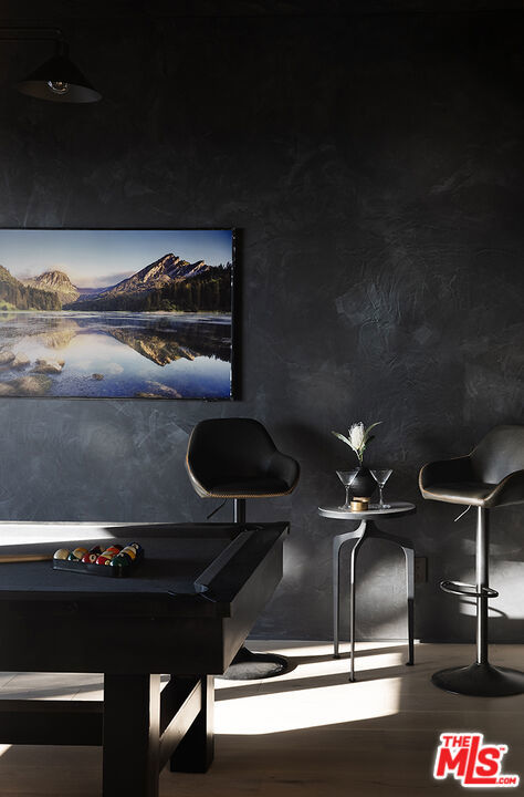 16401 Mulholland Drive, Los Angeles CA: https://media.crmls.org/mediaz/99d0f103-8641-40f1-9b63-d1f4cbab04bc.jpg