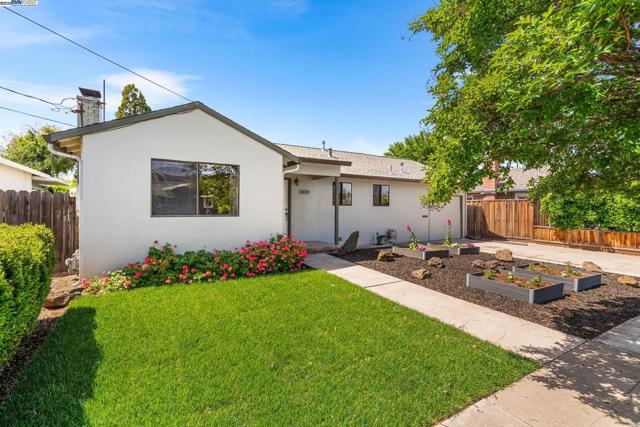 3819 California Way, Livermore CA: https://media.crmls.org/mediaz/99d24e9b-9cb0-4da7-9803-f99a8f080748.jpg
