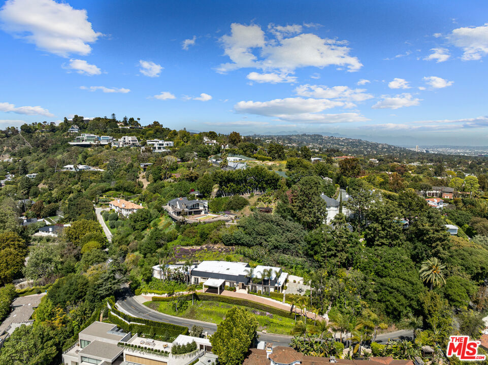 https://media.crmls.org/mediaz/99d4913a-0940-4208-af38-8bc66c6d1022.jpg?preset=X-Large