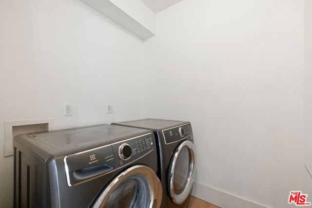 2012 Veteran Avenue, Los Angeles CA: https://media.crmls.org/mediaz/99d4fb4a-48ce-4e4b-acfd-72b703912da8.jpg