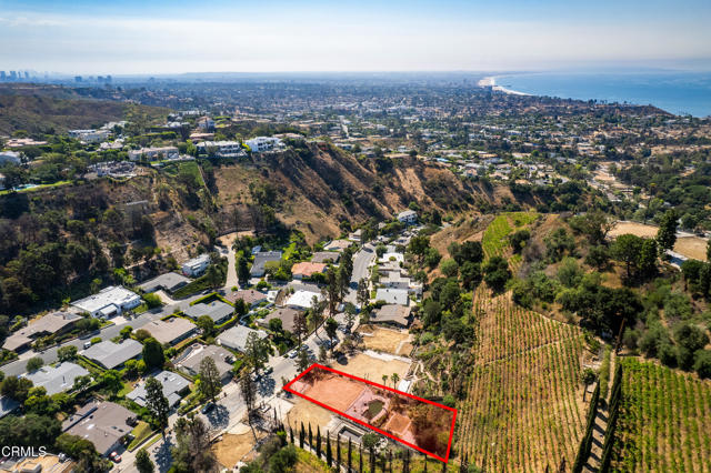 1227 Bienveneda Avenue, Pacific Palisades CA: https://media.crmls.org/mediaz/99d57b14-fd86-443d-a2fb-59c98bde67eb.jpg
