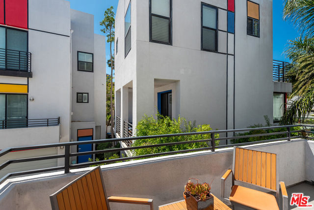 12936 Discovery, Los Angeles CA: https://media.crmls.org/mediaz/99d5b50a-fd8d-452d-917e-c93074fcb730.jpg