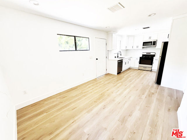 4192 Marlton Avenue, Los Angeles CA: https://media.crmls.org/mediaz/99d61f8b-1b27-4223-b802-78162183eb65.jpg