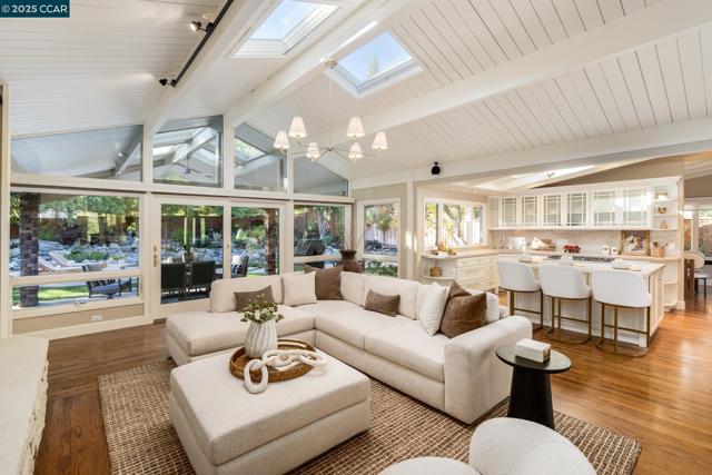 9 Saint Andrews Pl, Alamo CA: https://media.crmls.org/mediaz/99d657b9-5d44-44ed-88d9-7cd0f129c831.jpg