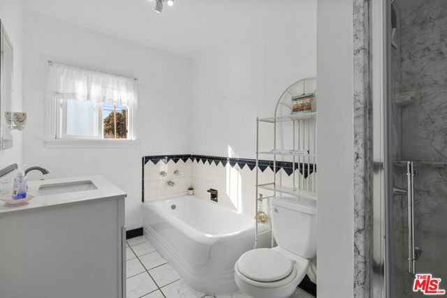 618 W 111th Place, Los Angeles CA: https://media.crmls.org/mediaz/99d6f1aa-85a4-4a11-93d1-c7553bbc6371.jpg