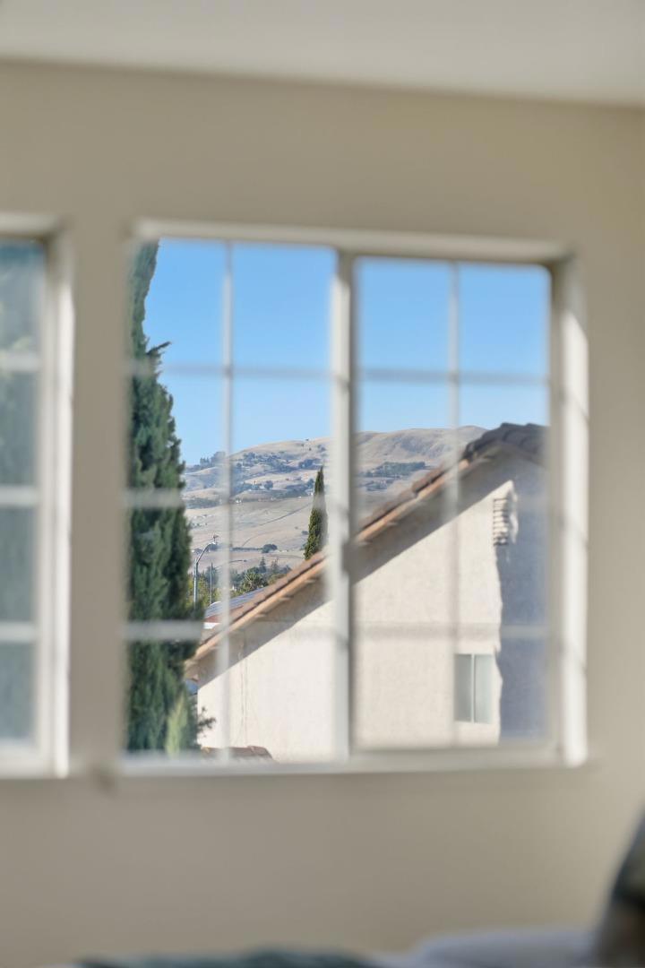 https://media.crmls.org/mediaz/99d79655-a956-4bc4-8612-bed65f44e6f1.jpg?preset=X-Large
