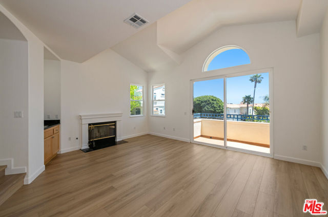 6465 Zuma View Place, Malibu CA: https://media.crmls.org/mediaz/99d8eb01-713a-4a2f-820d-3378f473b74e.jpg