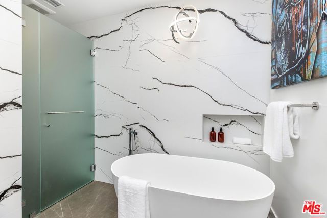 14899 Round Valley Drive, Sherman Oaks CA: https://media.crmls.org/mediaz/99d93ee4-c3da-40ac-9e23-5640c993fd61.jpg