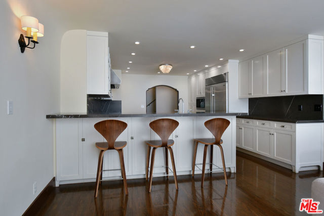 4352 Forman Avenue, Toluca Lake CA: https://media.crmls.org/mediaz/99da0e14-220b-4876-97cd-386ab2c19099.jpg