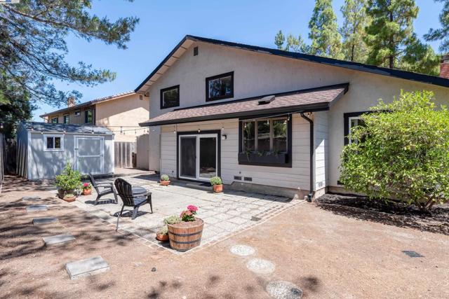 5644 ALHAMBRA HILLS CT, Martinez CA: https://media.crmls.org/mediaz/99db4ad2-90a7-43a9-81a8-08ac56476837.jpg