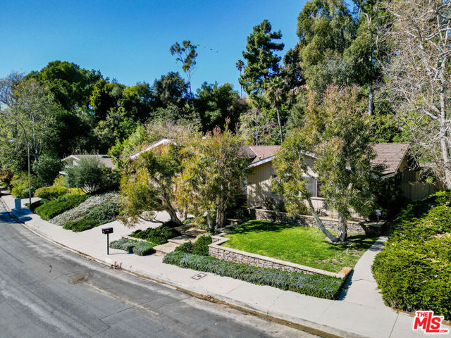 13443 Bayliss Road, Los Angeles CA: https://media.crmls.org/mediaz/99dcb466-2314-4e8e-9310-1336c1389d14.jpg