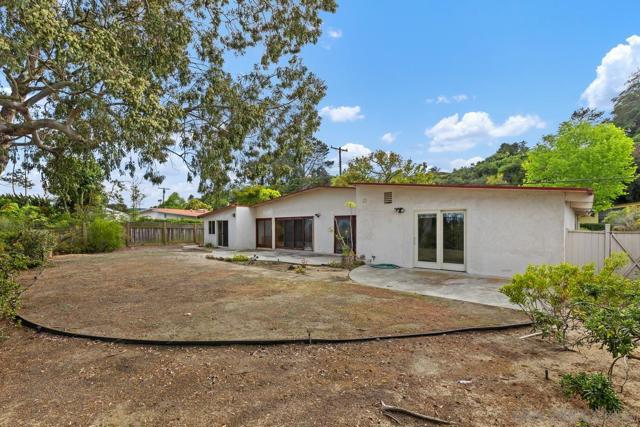 8415 Sugarman Dr, La Jolla CA: https://media.crmls.org/mediaz/99dce2a1-62fe-4641-ab8c-0ce379658650.jpg