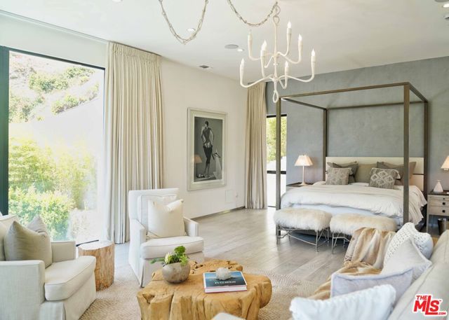 9852 San Circle, Beverly Hills CA: https://media.crmls.org/mediaz/99de3b5e-60b1-497c-a60e-59d1b7719432.jpg