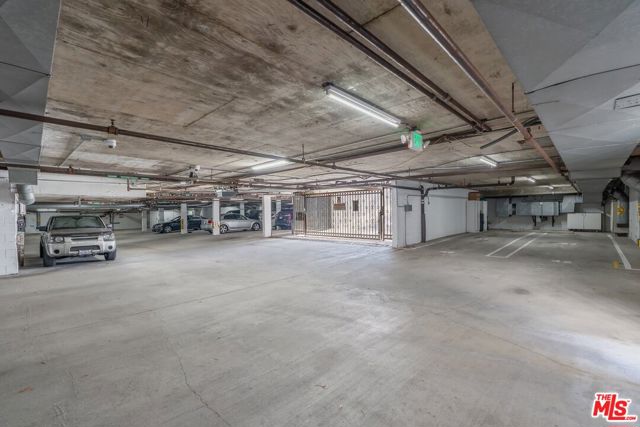 308 N Sycamore Avenue, Los Angeles CA: https://media.crmls.org/mediaz/99e0da06-e664-462d-a6d3-a0db0f8ed780.jpg