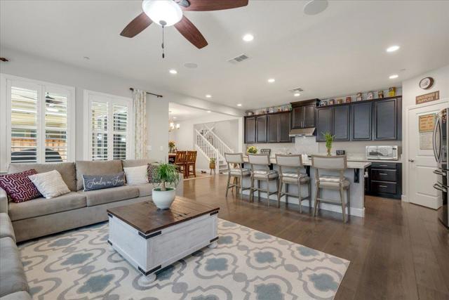 738 Sullivan Way, Gilroy CA: https://media.crmls.org/mediaz/99e16a0d-7e46-4747-b22a-01ab5856cc4c.jpg
