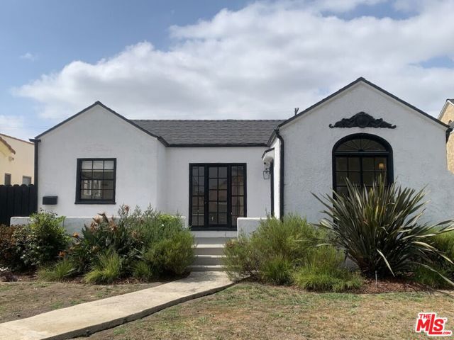 2032 W 80th Street, Los Angeles CA: https://media.crmls.org/mediaz/99e1903d-7675-4c59-8e2e-511993726286.jpg