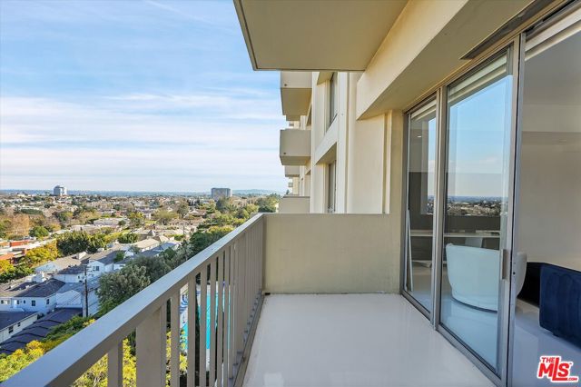 2160 E Century Parkway, Los Angeles CA: https://media.crmls.org/mediaz/99e1a3fa-438f-43e0-aad7-1e6e1d32d6c0.jpg