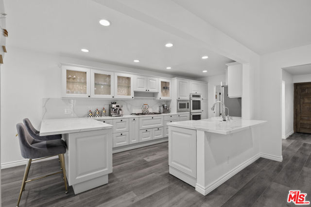 18352 Donmetz Street, Porter Ranch CA: https://media.crmls.org/mediaz/99e3d0ad-2387-468f-90c6-d37834d02286.jpg
