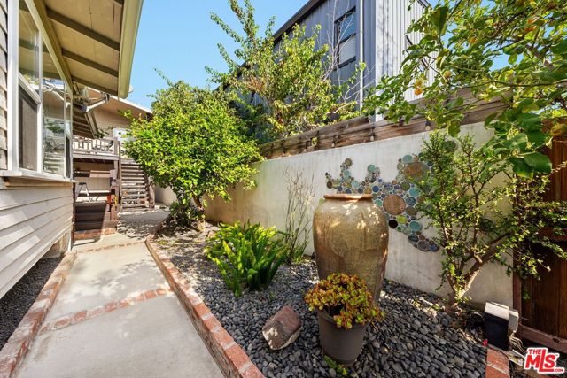 643 Santa Clara Avenue, Venice CA: https://media.crmls.org/mediaz/99e46da9-73cb-4d22-8c9c-da61168bae23.jpg