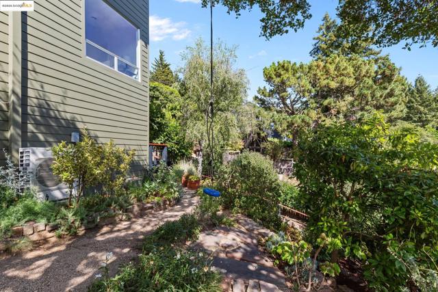 1148 Cragmont Ave, Berkeley CA: https://media.crmls.org/mediaz/99e56c7e-66ef-4cd5-934b-40cd0374118c.jpg