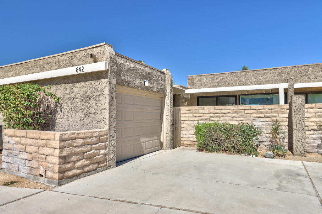 842 N Calle De Pinos