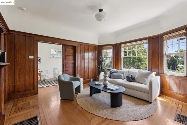 6521 Herzog St, Oakland CA: https://media.crmls.org/mediaz/99e77c34-16a5-4c23-862c-4033177ec687.jpg