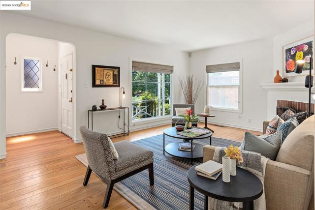 4007 Lyman Rd, Oakland CA: https://media.crmls.org/mediaz/99e79fa7-3d8c-4a40-ae18-e7baf7b375b9.jpg
