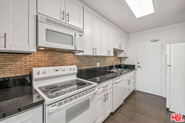 14506 Benefit Street, Sherman Oaks CA: https://media.crmls.org/mediaz/99e7f214-1d40-4449-952d-e9eda99355d9.jpg