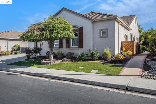 452 Tayberry Ln, Brentwood CA: https://media.crmls.org/mediaz/99e8a150-7d58-442f-a9bc-4faa253bbf2c.jpg