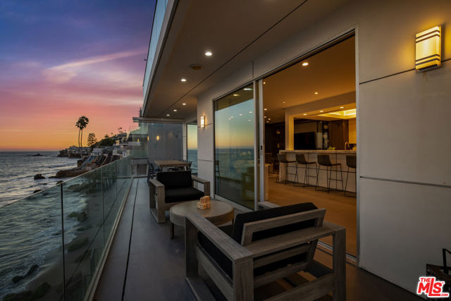19640 Pacific Coast Highway, Malibu CA: https://media.crmls.org/mediaz/99e8d709-77b6-4352-8a92-1defc64645e2.jpg