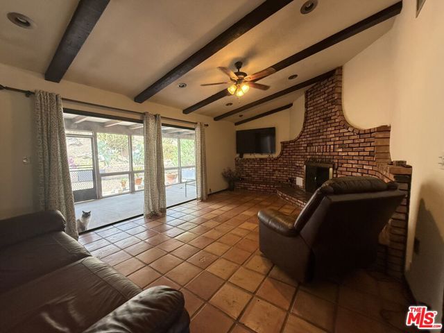 33931 Hanawalt Road, Agua Dulce CA: https://media.crmls.org/mediaz/99e8fe79-54fe-4189-8032-cc9bd017bb7d.jpg
