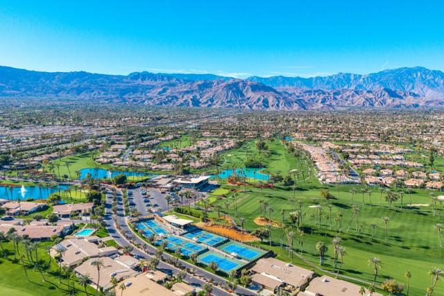 44841 Desert Horizons Drive, Indian Wells CA: https://media.crmls.org/mediaz/99ea2742-b866-43c9-a116-142335e950fc.jpg