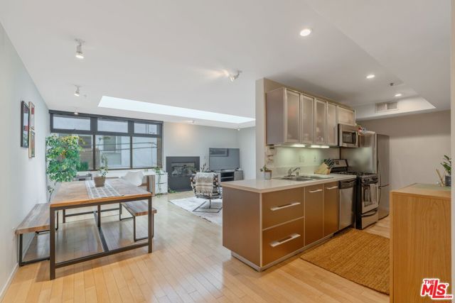 5806 Waring Avenue, Los Angeles CA: https://media.crmls.org/mediaz/99ea577a-14a9-4ad3-847a-3386ea54bcb2.jpg