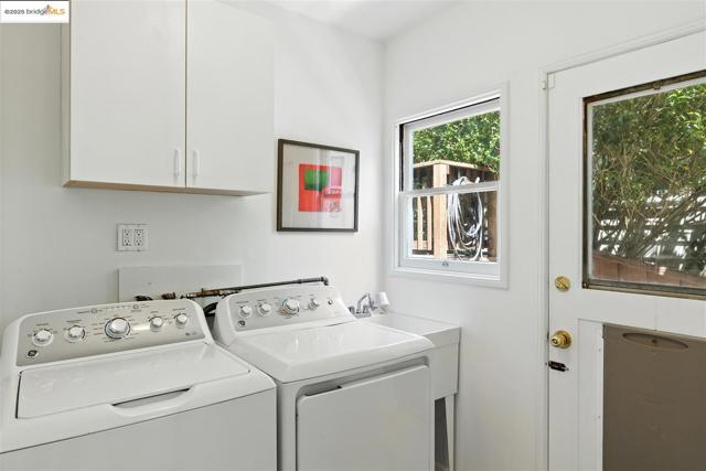 4007 Lyman Rd, Oakland CA: https://media.crmls.org/mediaz/99ea7c9f-9216-435e-a809-19c013fec7be.jpg