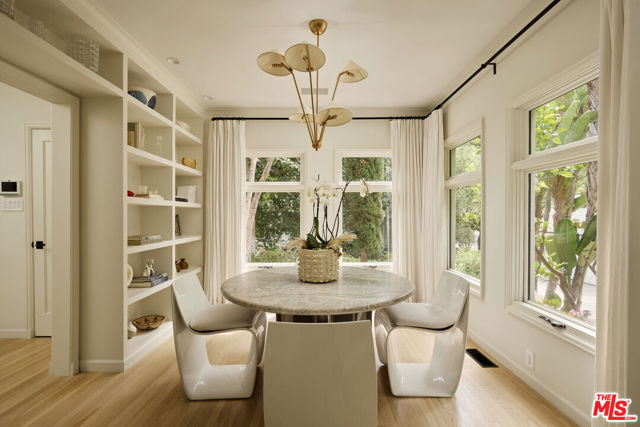 10660 Somma Way, Los Angeles CA: https://media.crmls.org/mediaz/99eb30a4-e90e-4b48-ac3c-4f11832b4f28.jpg