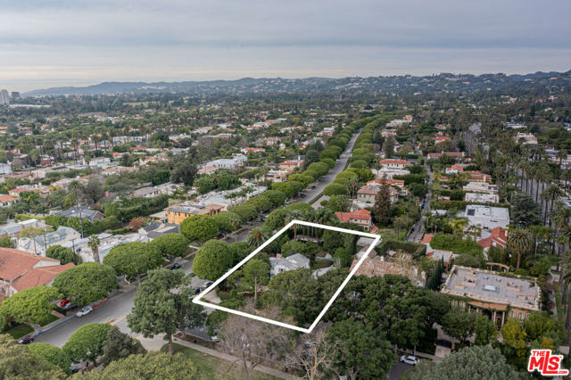 1405 N Park Way, Beverly Hills CA: https://media.crmls.org/mediaz/99eb5179-16bc-4030-952e-a156c3afd5e2.jpg